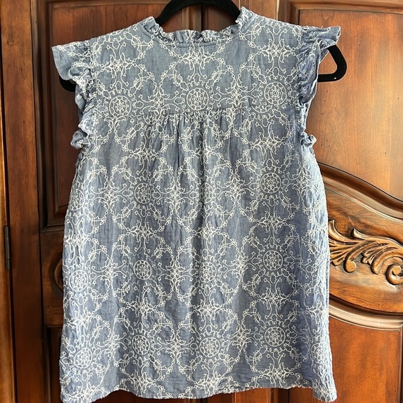 LOFT Blue and White embroidered flutter sleeve Blouse- size M - Picture 4 of 5